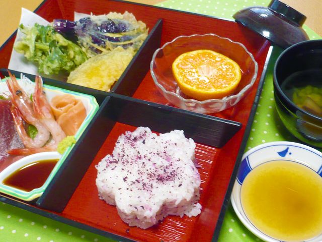 色とりどりの料理 料理 バランスのとれた色鮮やかな料理が並んでいます。季節の食材を使った華やかな盛り付けも魅力的です。