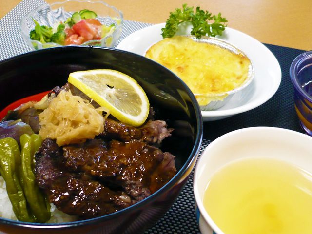 和食のセットメニュー 食堂 ボリュームたっぷりの和食セットメニューが提供されています。一日の活力が得られる食事内容です。