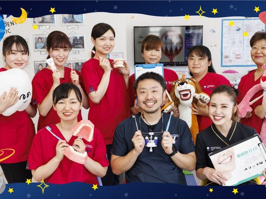 笑顔のスタッフ集合、診察室  