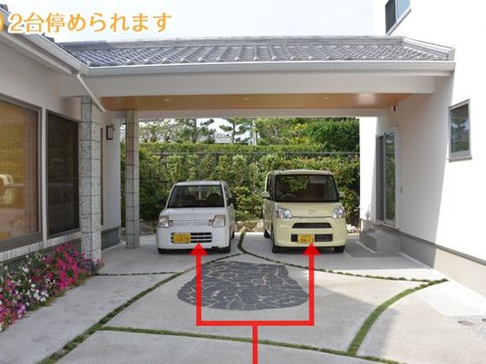 車2台のある屋根付き外観  
