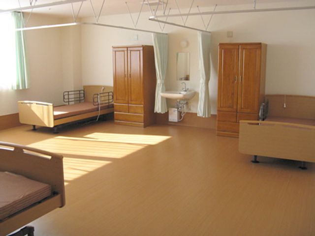 光が差し込む居室 居室 日差しが心地よく入る広々とした居室です。シンプルで機能的な設計により、利用者が快適に過ごせる空間になっています。