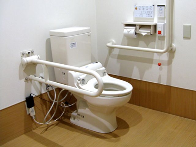 手すり付きのトイレ トイレ 手すりが付いた広々とした空間で、安全にご利用いただける設計になっています。