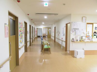 長い廊下の整然とした空間