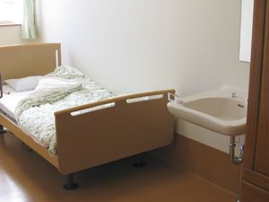 ベッドと洗面台の居室