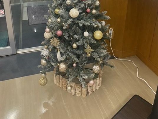 飾り付けのあるロビー  