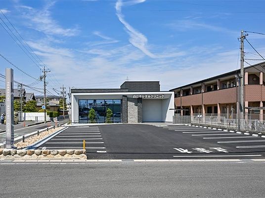 建物前の駐車場  