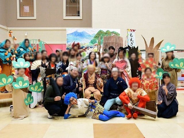 賑やかな多目的室 多目的室 広々とした多目的室で、イベントや交流の場として活用されています。和やかな雰囲気です。