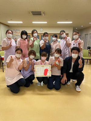 笑顔のスタッフ集合