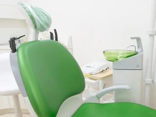 緑の診療チェアのある室内  