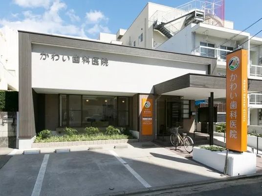 明るい外観の施設入口  