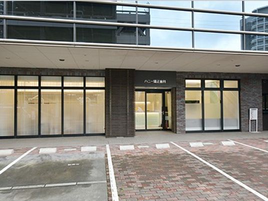 建物正面のエントランス  