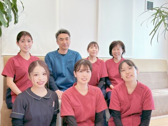 笑顔の職員が並ぶラウンジ  