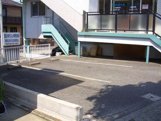 外階段と駐車場のある外観  