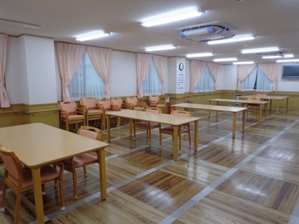 広々とした明るい食堂