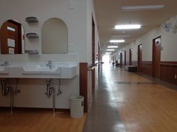 清潔な廊下と手洗い場