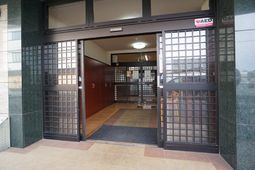 エントランスの開放的な扉