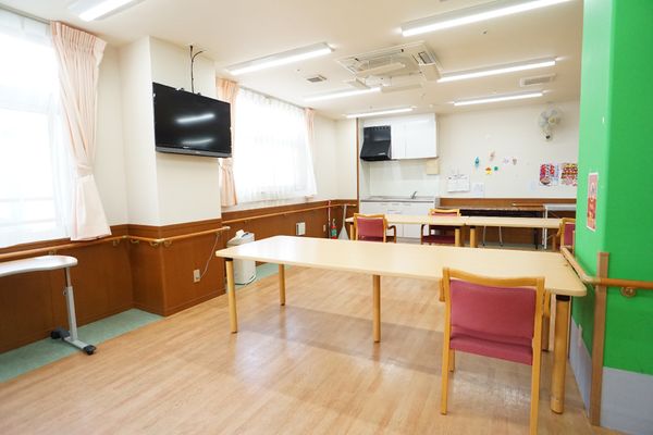 機能訓練室の明るい空間