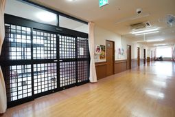 廊下の明るい和風デザイン