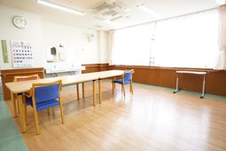 明るい食堂の光景