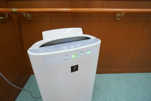 洗濯機と手すりがある空間