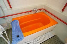 明るい色の浴槽が特徴の浴室