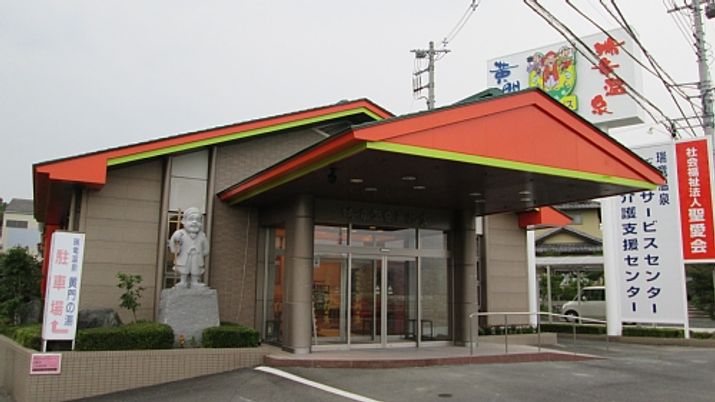 明るい入口の外観