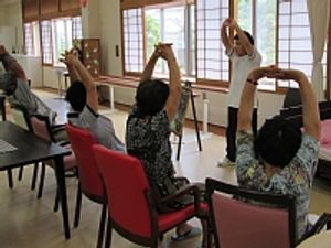 体操する高齢者の部屋