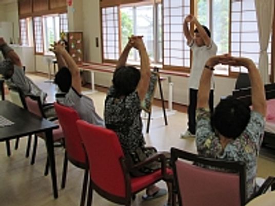 体操する高齢者の部屋