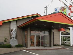 明るい外観のエントランス  
