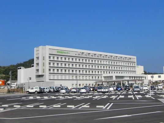 病院風の外観  