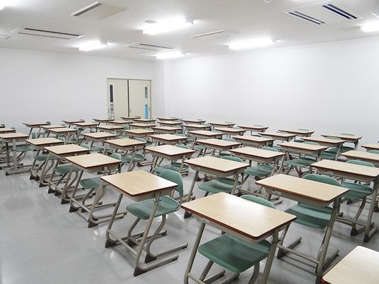 机が並ぶ多目的室  