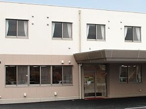 白い外観の建物
