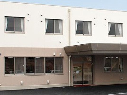 白い外観の建物