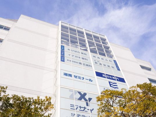 青空に映える建物外観  
