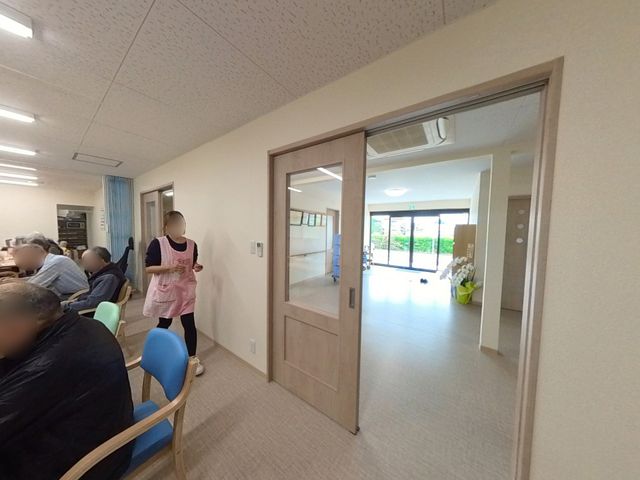 居心地の良い居室 ダイニングルーム 落ち着いた雰囲気の居室の様子です。居住者の皆さまが心地よく過ごされている様子が伺えます。