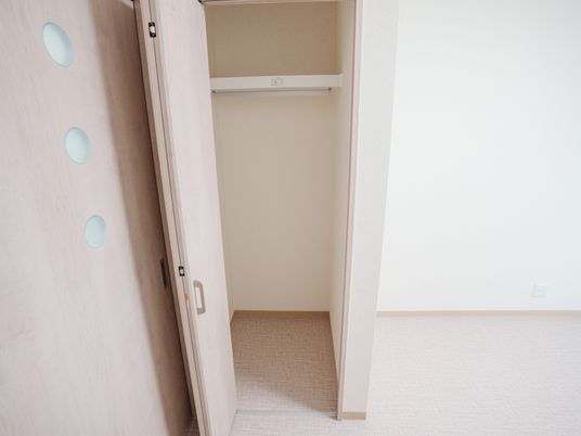 広々とした明るいクローゼット