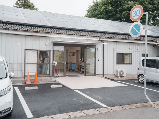 アクセス良好なエントランス エントランス ゆったりとした入り口はバリアフリー設計で、来訪者を暖かく迎えています。駐車スペースも広く、利便性が高いです。