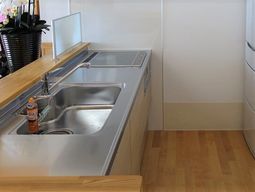 清潔なキッチンカウンター