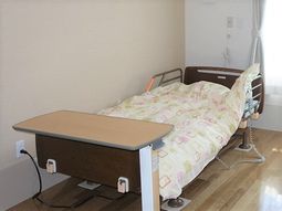 明るい居室のベッドと机