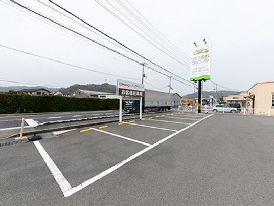 建物前の駐車場  