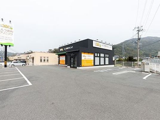 施設外観の駐車場  