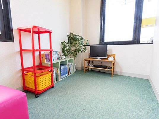 テレビと本棚の部屋  