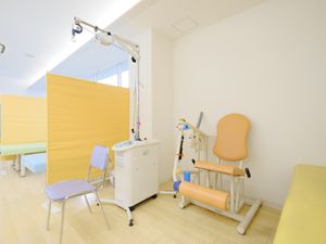 機能訓練用の器具が並ぶ室内  