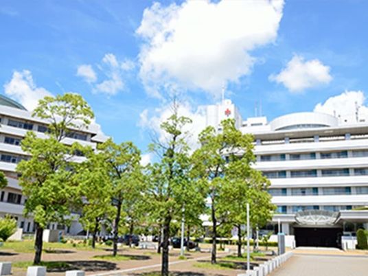 建物外観と青空  