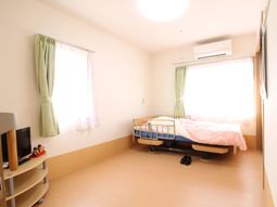 明るい居室の様子