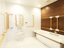 明るく清潔な浴室