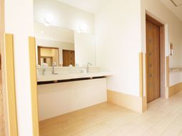 清潔な洗面台と鏡