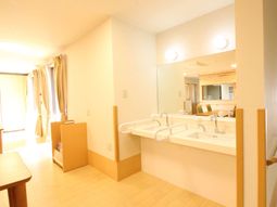 洋室の明るい居室