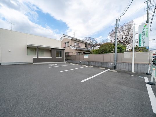 駐車場のある外観  