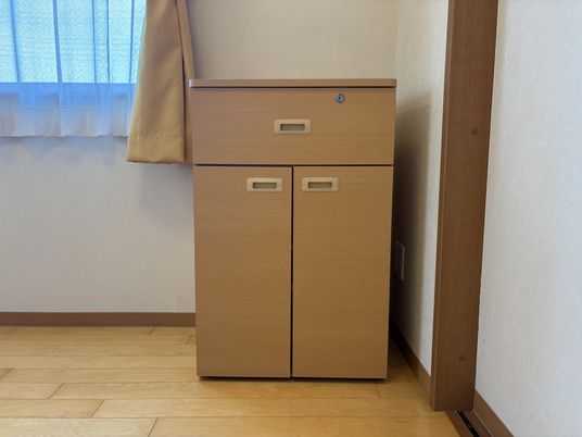 ベッドサイドの収納